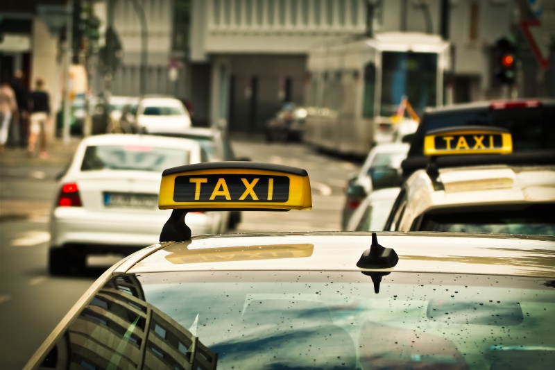 taxis-AMIRAT-min_road-traffic-car-glass-driving-city-583084-pxhere.com