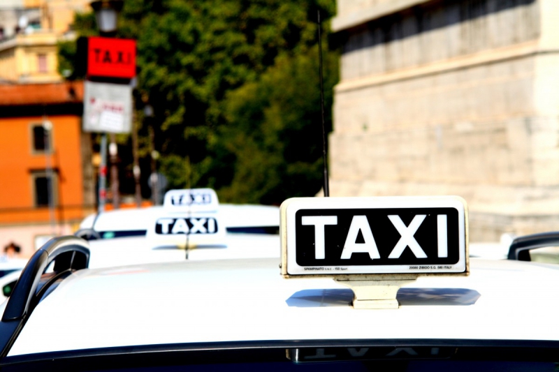 taxis-AMIRAT-min_taxi_auto_rome_road_white-1051610